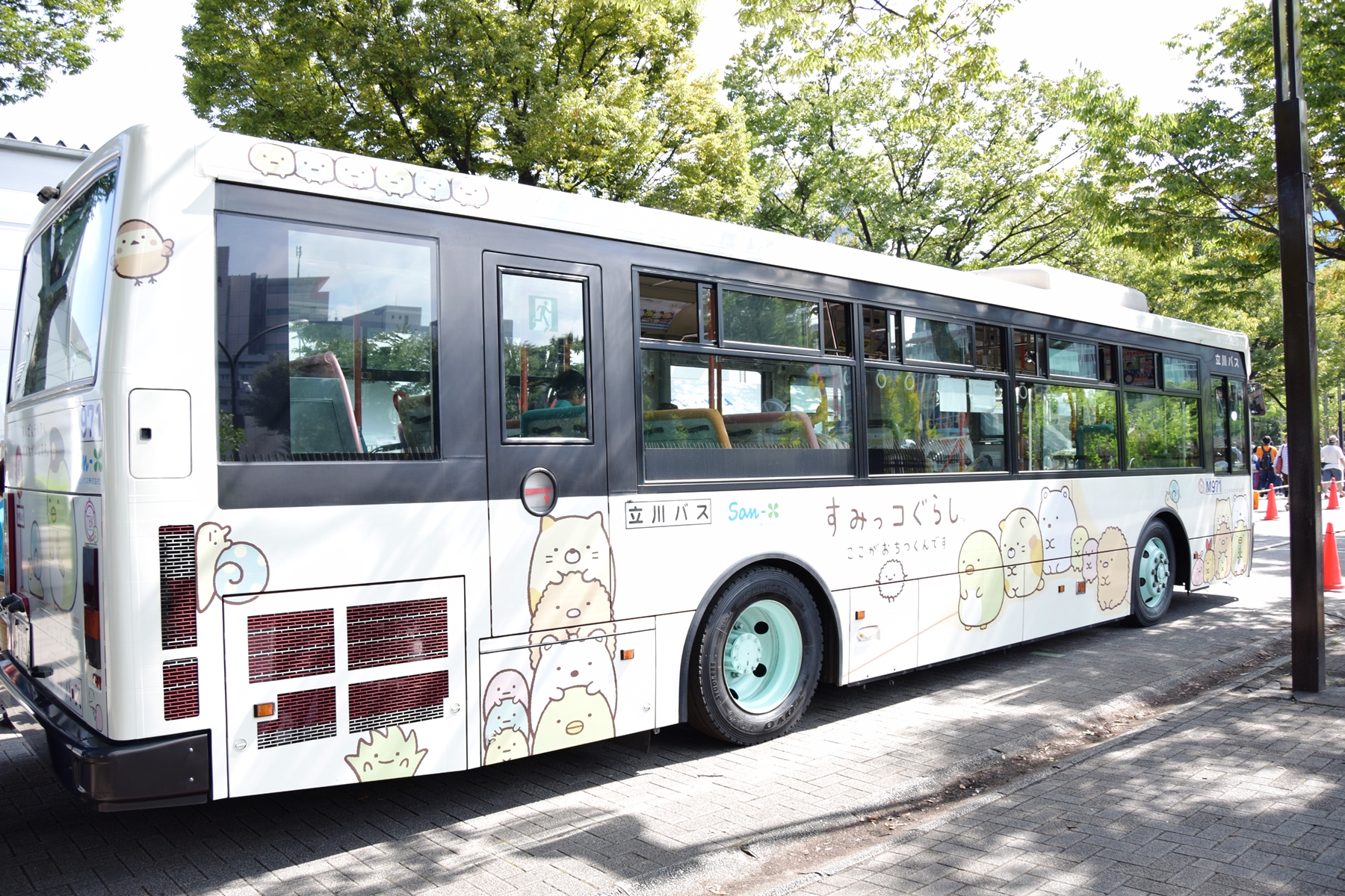 立川バスが運行するすみっコぐらしバス