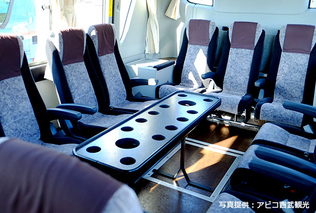 中型バスのサロンテーブル