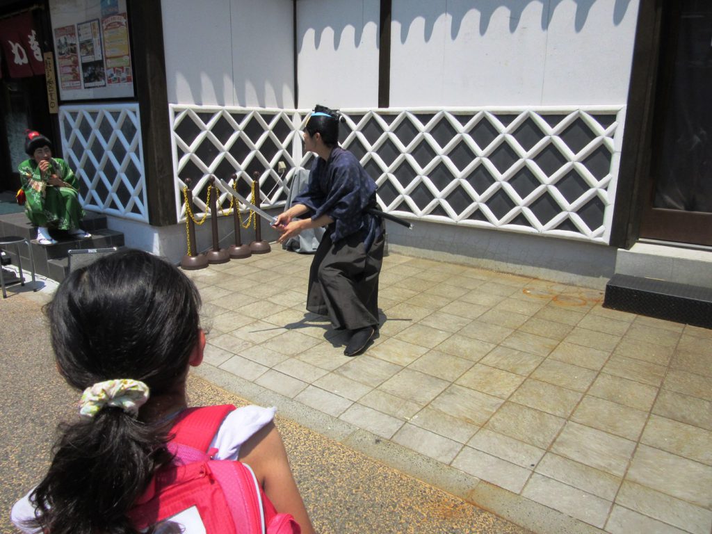 花やしき前にはサムライが