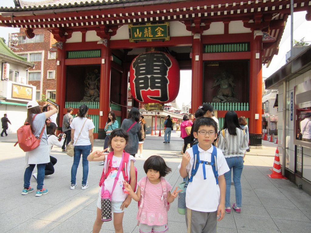 3人の子どもたちと