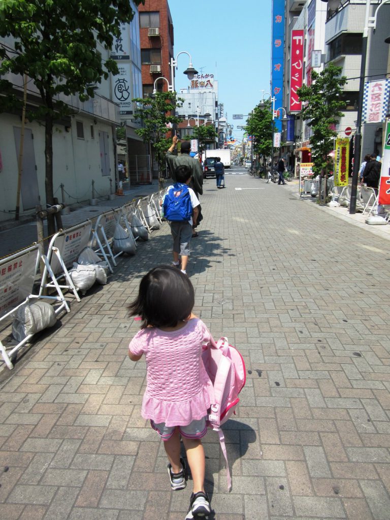 バスが停まっている国際通りへ