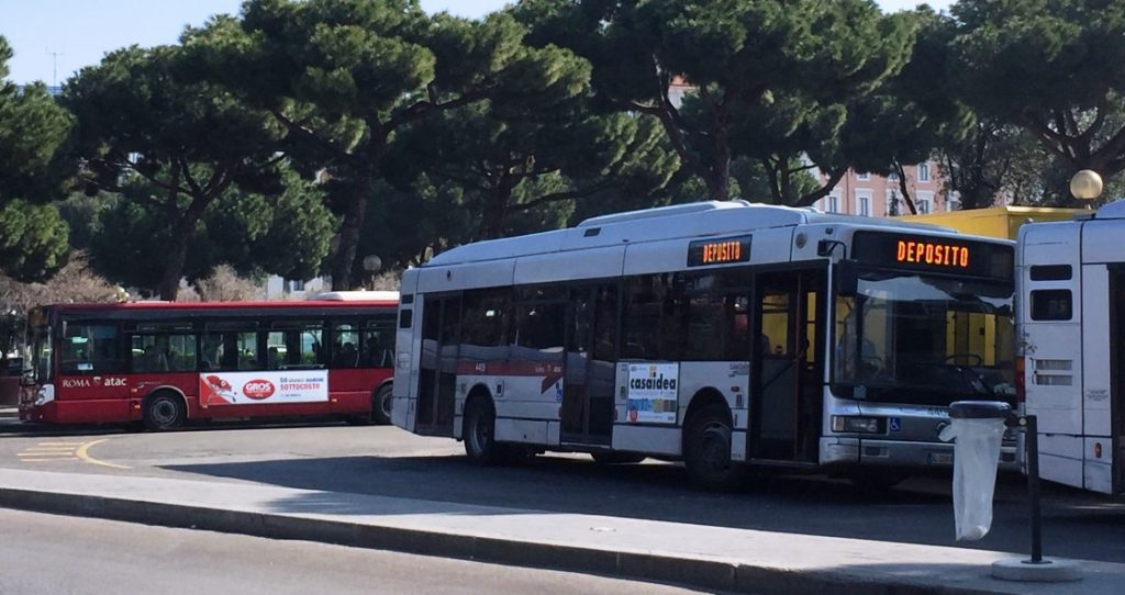 観光にも便利なローマ市バス