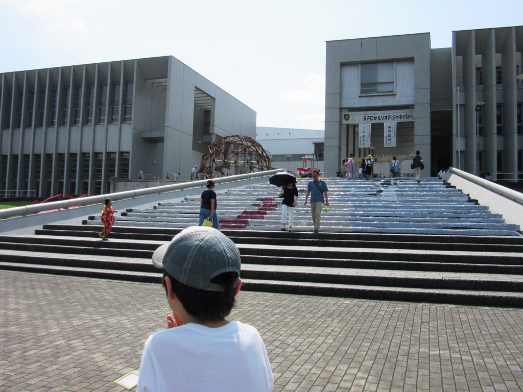 慶応大学のキャンパスに到着