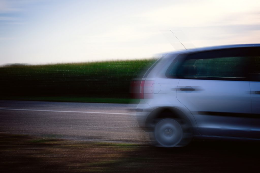 車の揺れと景色が流れるスピード