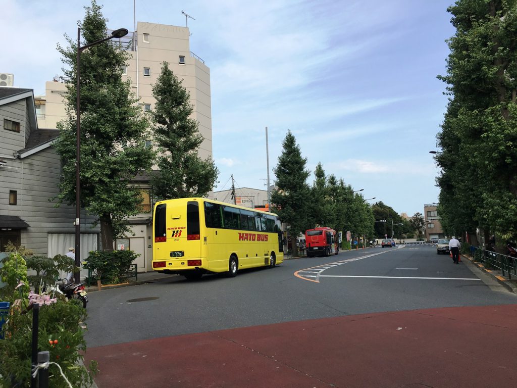 バスは谷中霊園のある方へ回送