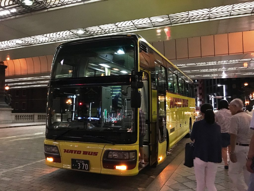 日本橋の上で待つはとバスへ戻ります