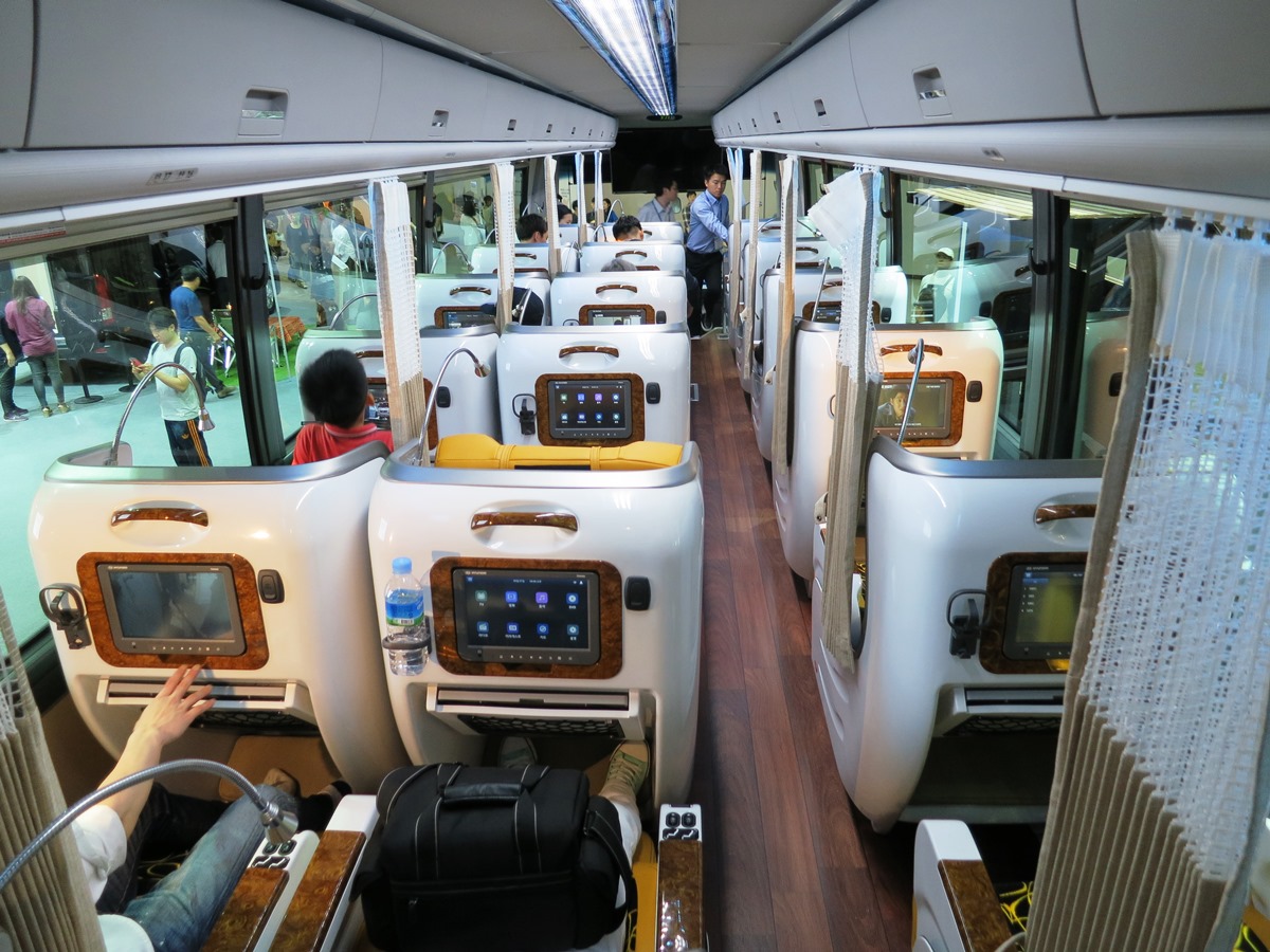 釜山モーターショーに出展された現代自動車のバス内装