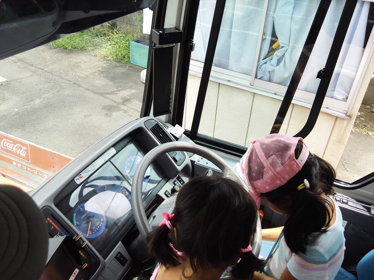 女の子も夢中のバス乗車体験
