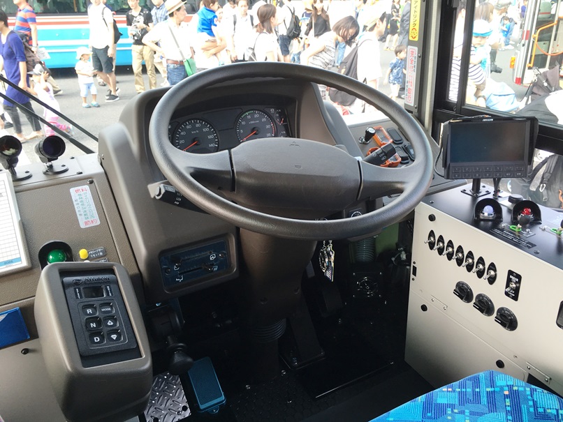 小田急バスの運転席