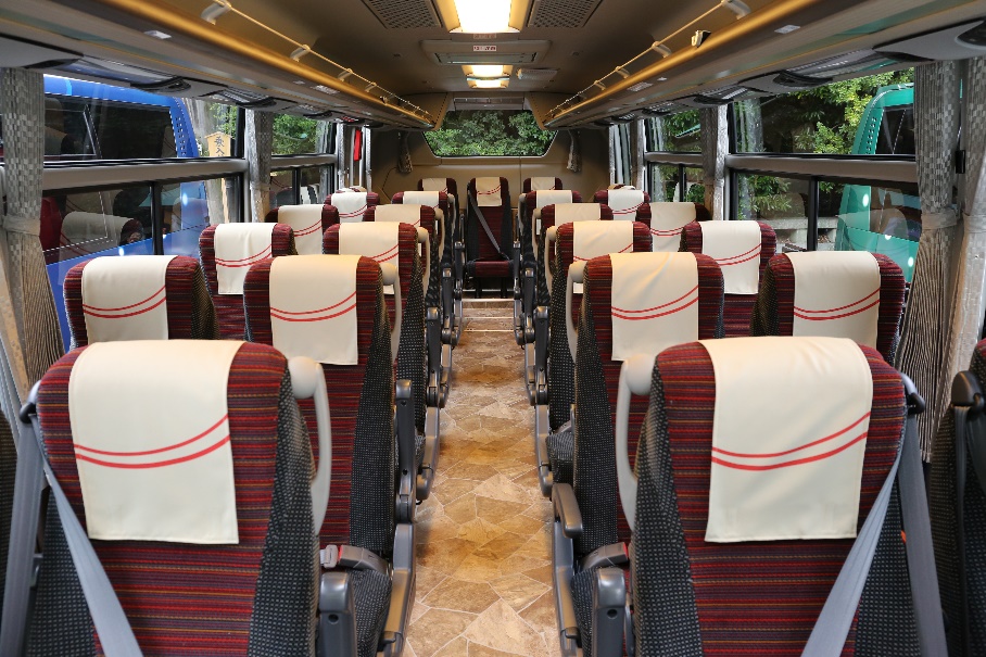 中型バス仕様で4列、27席の座席