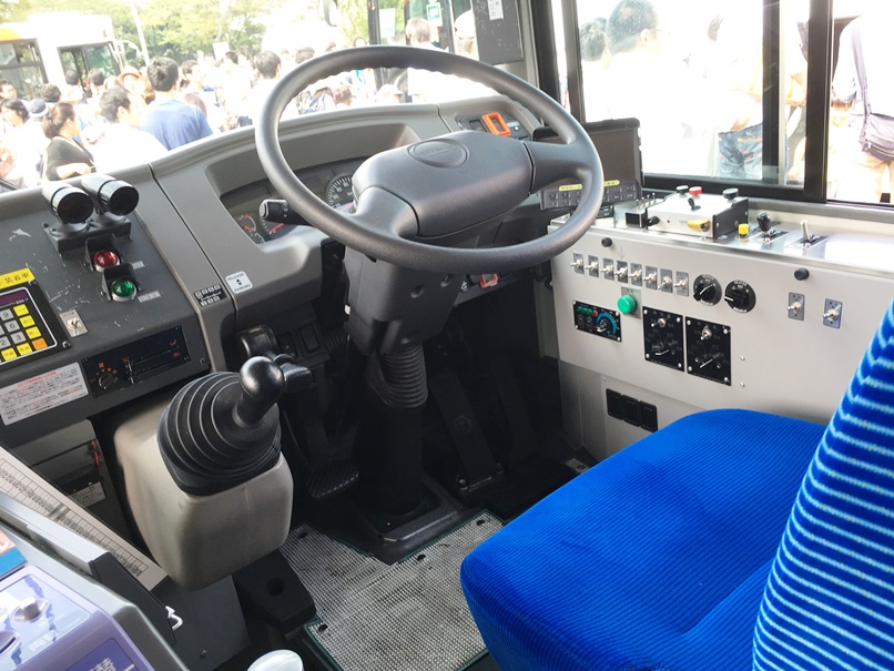 京王バスの運転席