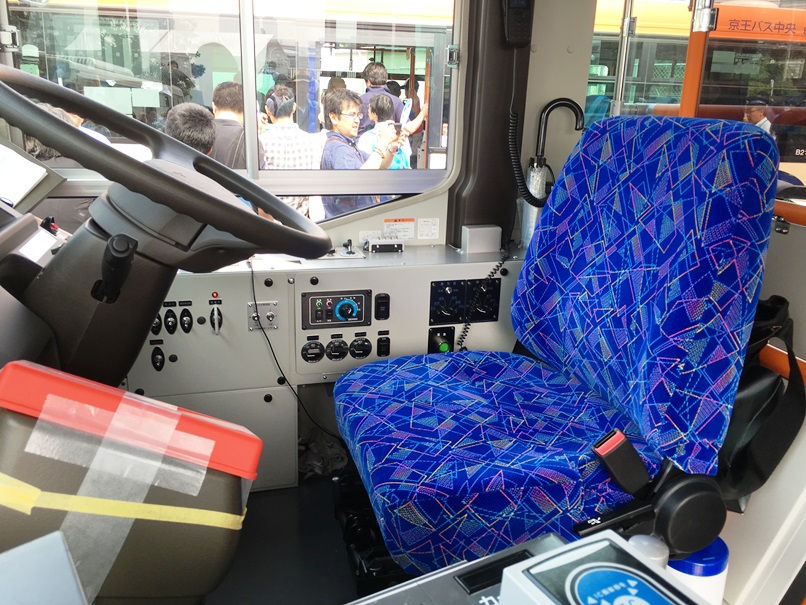 東急バスの運転席