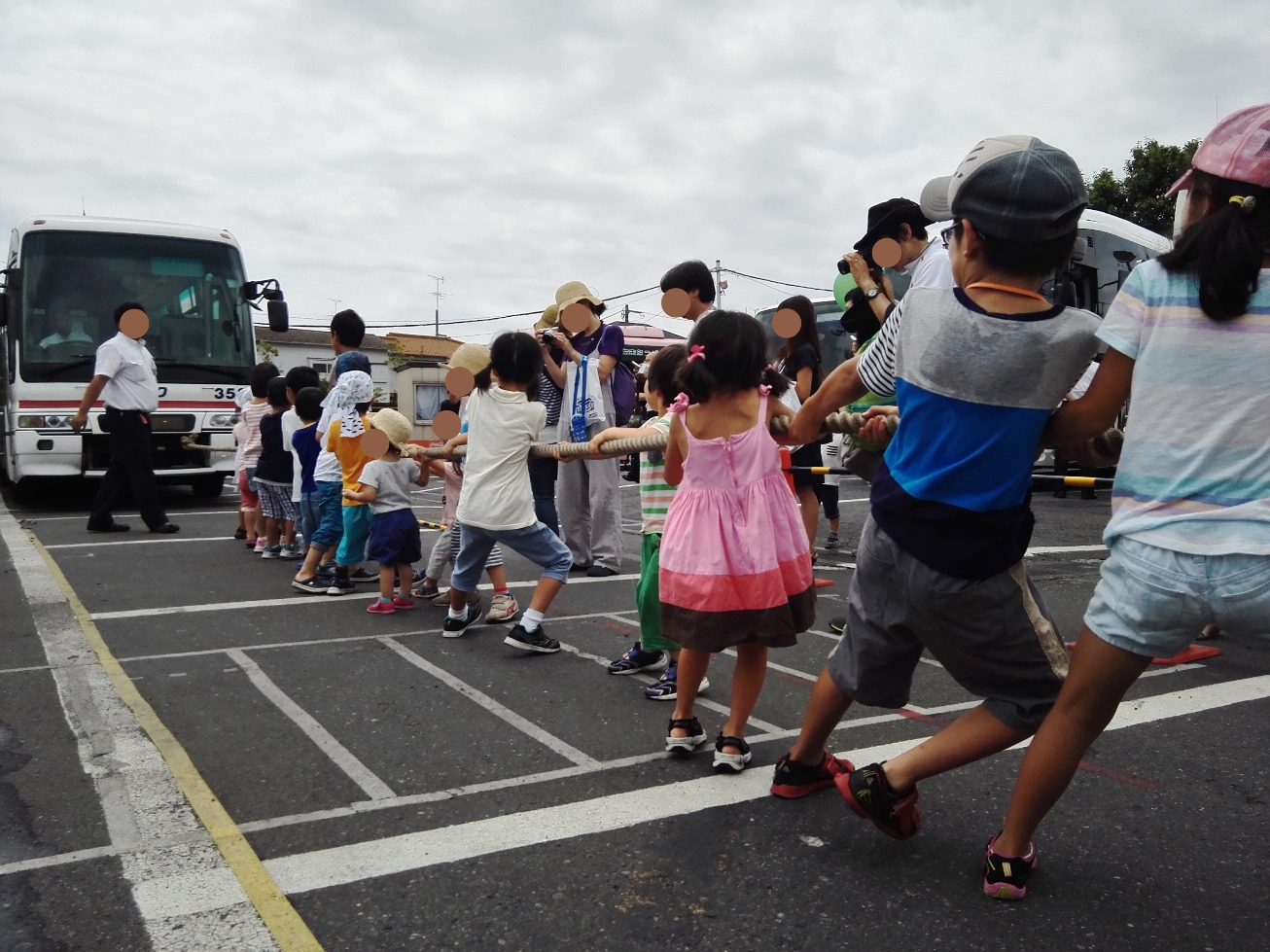 大型バスと綱引きスタートです