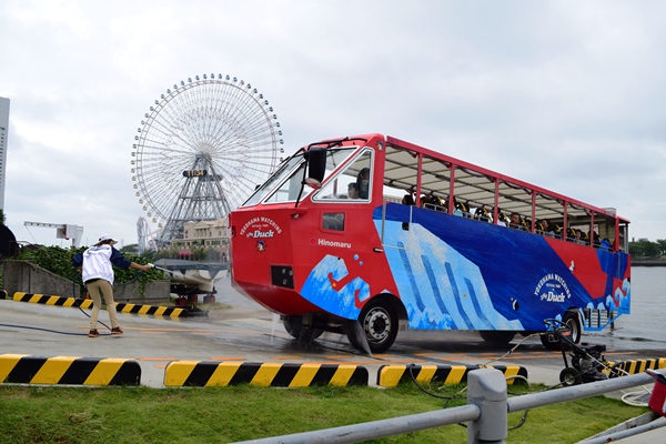 港から眺める横浜の景色が新鮮！水陸両用バス横浜