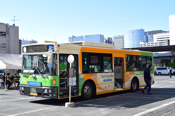 怪しい人物がバスを降車