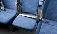 補助席は2点式シートベルトを標準装備