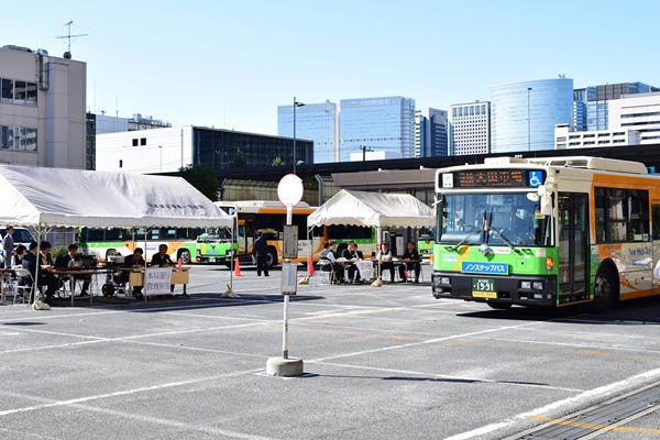 大井ふ頭を走るバスが登場