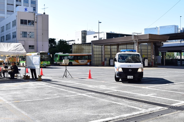 警察車両が到着