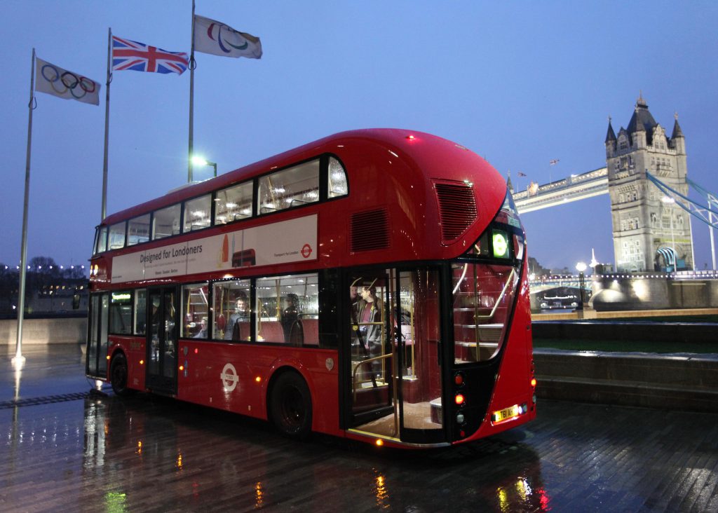 ロンドンの顔新型ルートマスターバス、すでに終焉！？バス観光