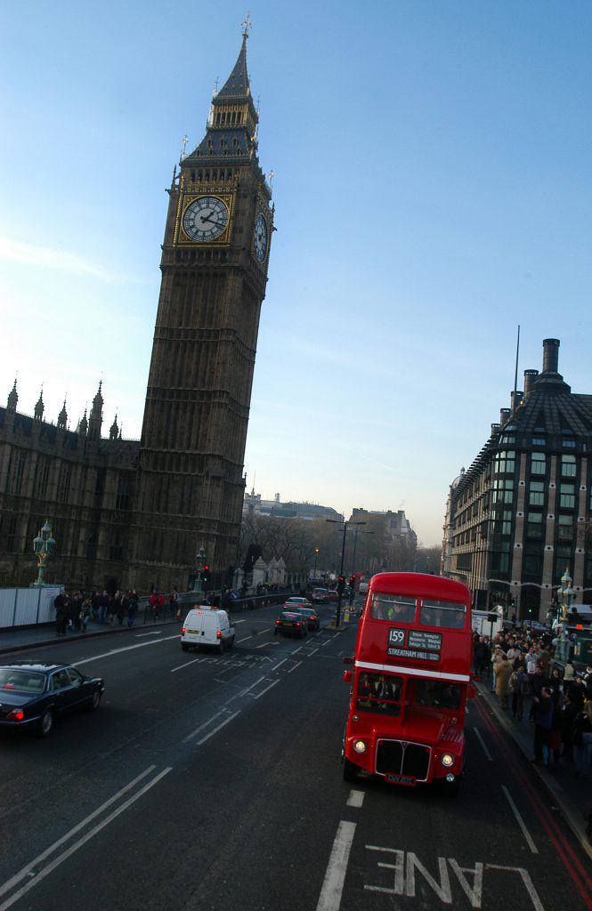 ロンドンのシンボル、真っ赤なルートバス