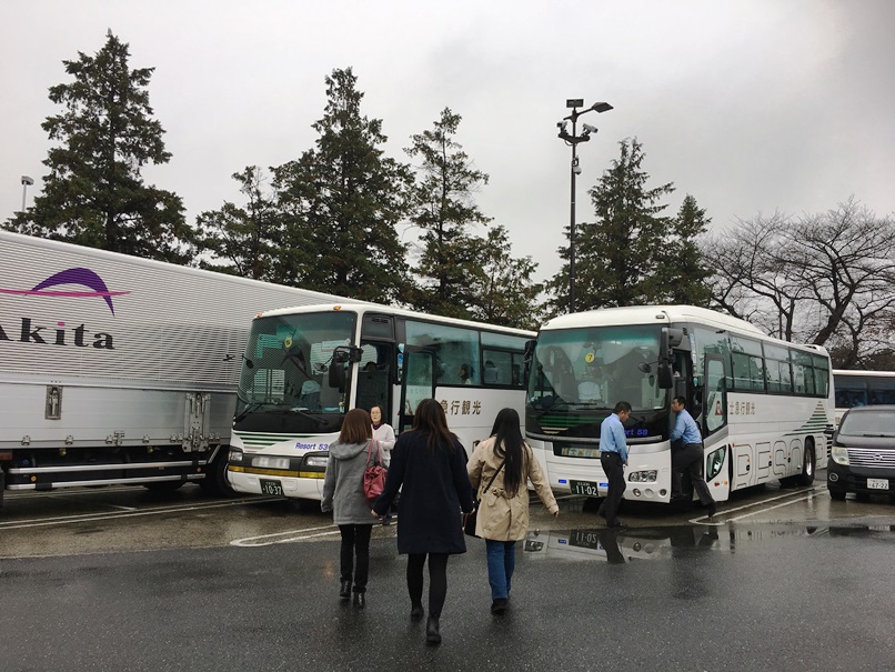 ツアーバスは途中でトイレ休憩を