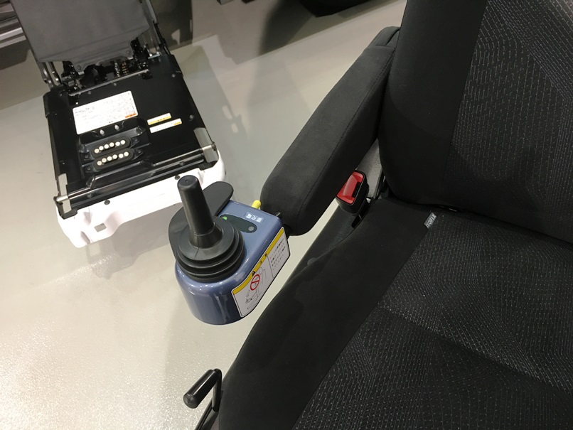 座席のシート兼用の車いすは電動式で移動ラクラク