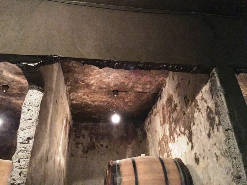 石蔵の壁にはワインのシミが
