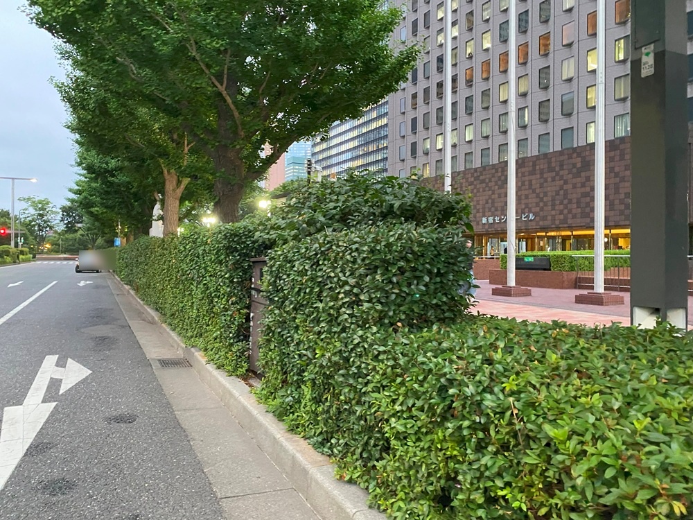 新宿センタービル前