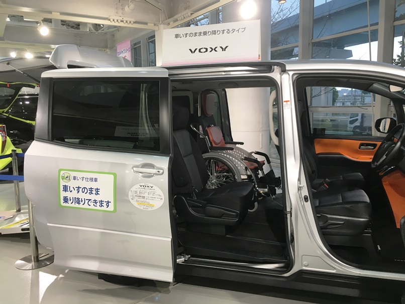 座席を取り除き、車いすを固定するスペースがあります