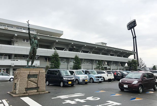 陸上競技場の駐車場