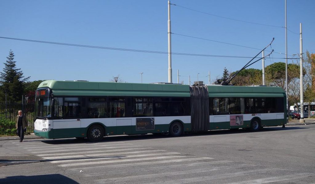 ローマ唯一のトロリーバス「路線バス90番」