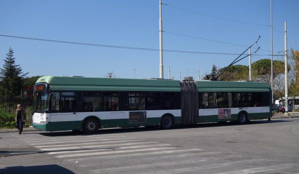 ローマ唯一のトロリーバス・路線バス90番