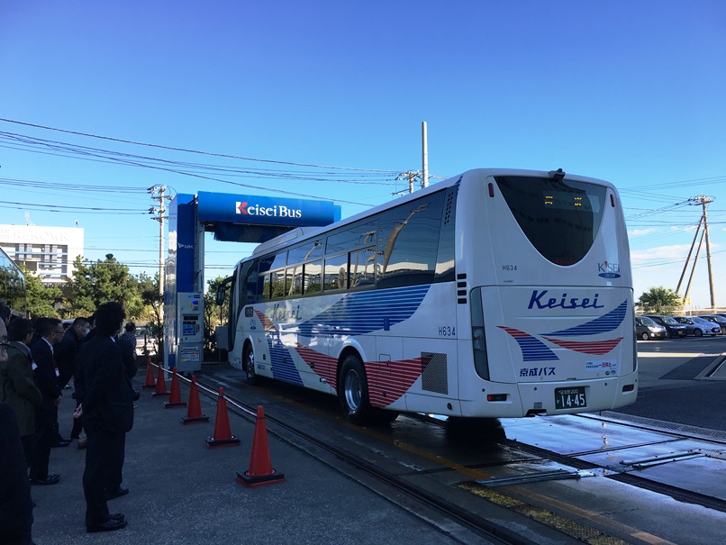 洗車機のないバス会社さんは、どうやってバスを洗うの？