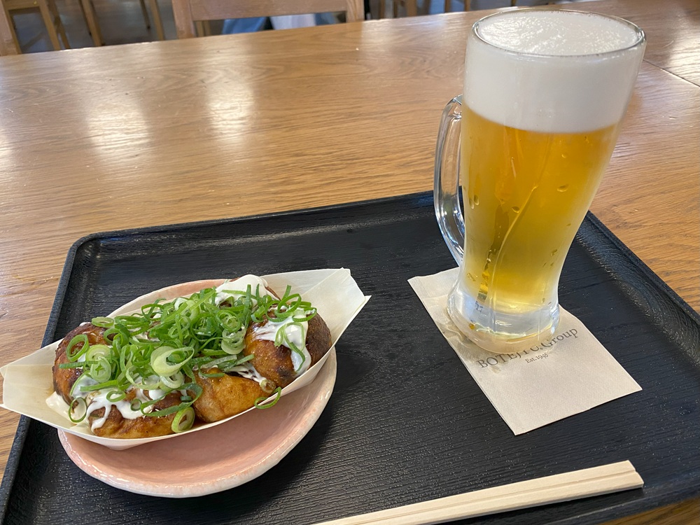 第3ターミナルのフードコートでたこ焼きとビール