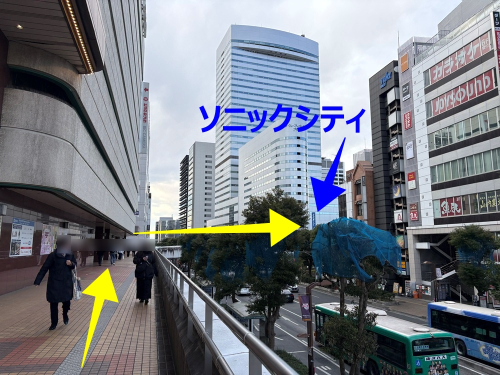 歩道橋の突き当りを右に曲がる