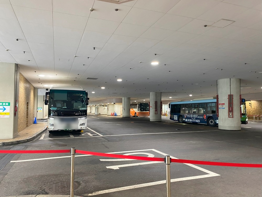 サンシャインバスターミナルは大型バス16台まで収容可能