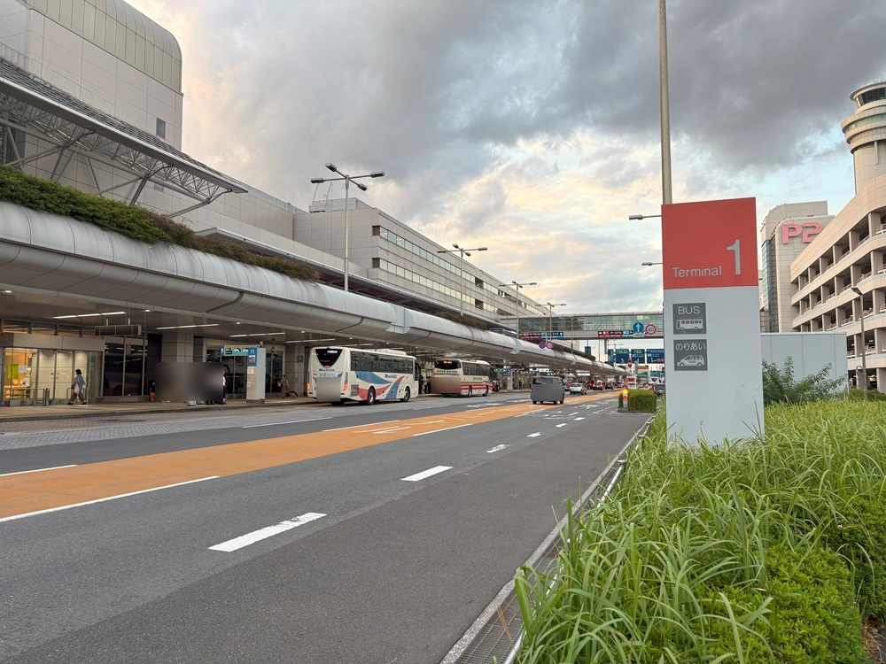 横断歩道を渡るとバスプールに到着します