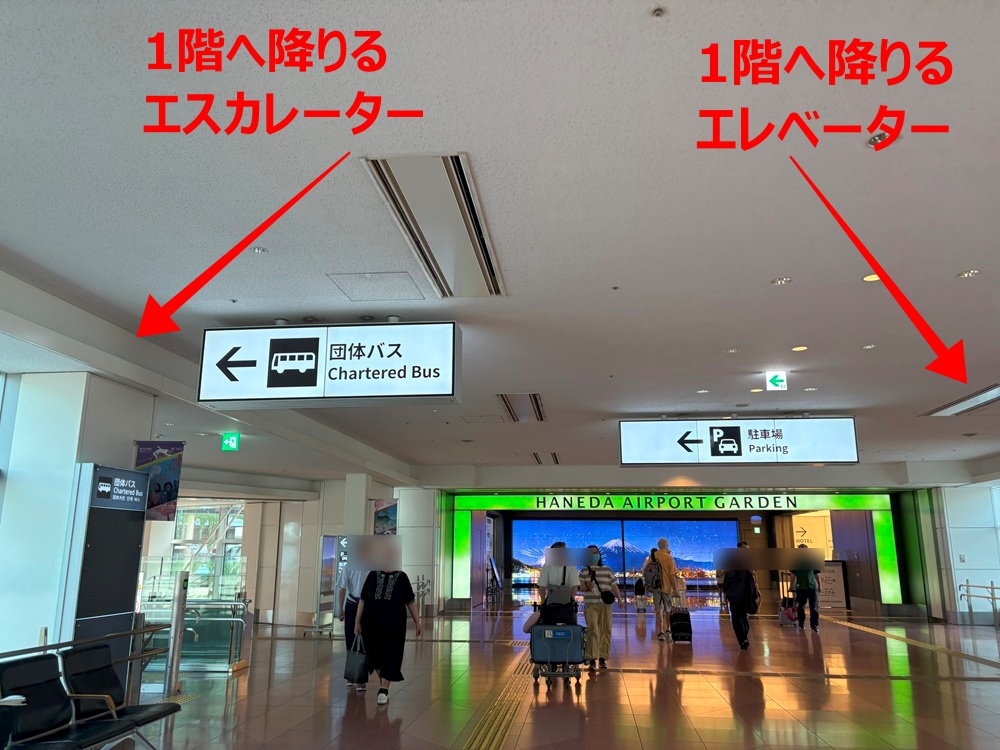 バス乗り場に降りるエレベーターとエスカレーター