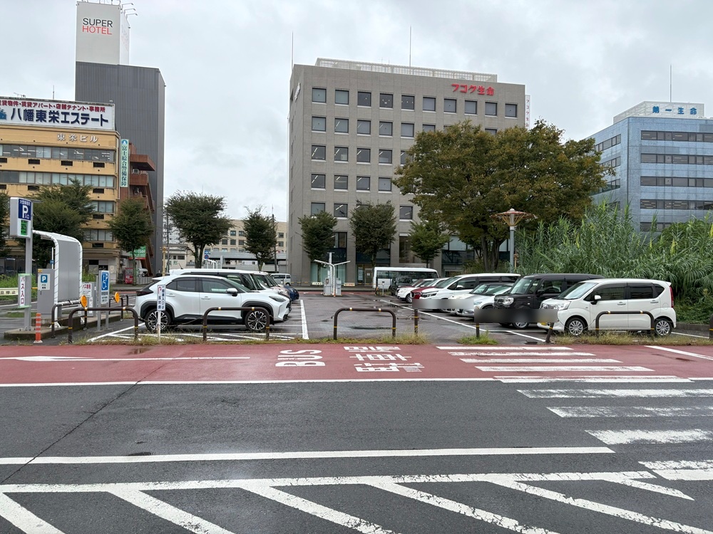 ロータリー正面・中央に駐車場