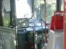 扉付きキャビン状の運転席