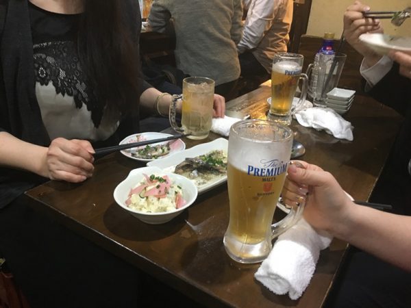 新橋の居酒屋で乾杯