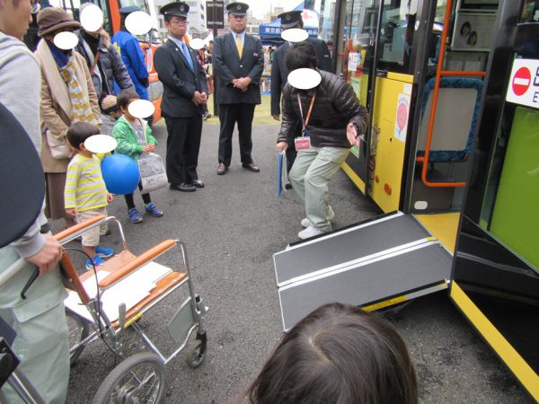 スロープを使った乗車実演