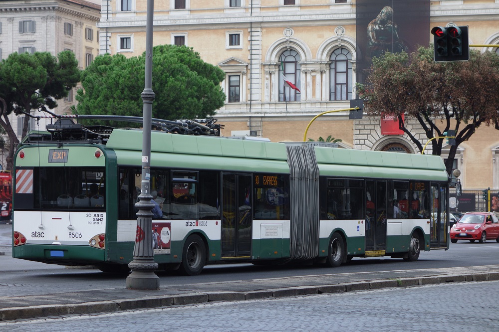 乗客に道を聞くローマのバス運転手（！？）