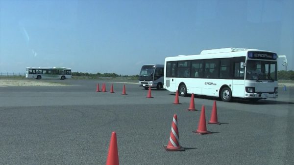 運転体験バスが順番に走ります