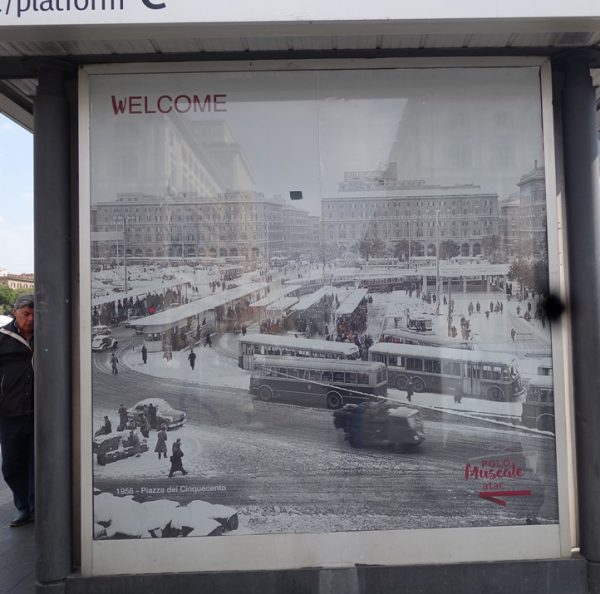 1956年の雪化粧をまとったテルミ二駅のバスターミナル