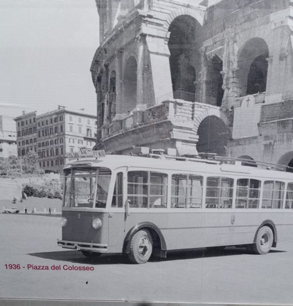 1936年コロッセオ横のトロリーバス