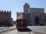 ローマ城壁を通過する路線バス