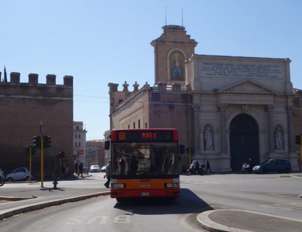 ローマ城壁を通過する路線バス