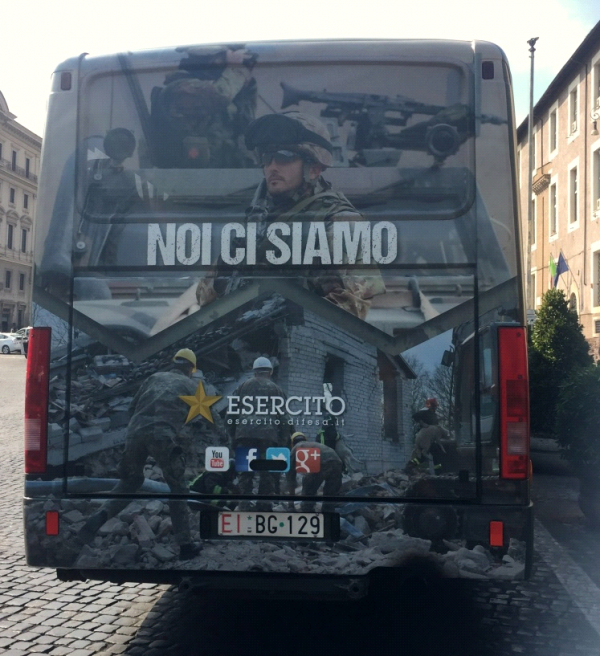 イタリア軍用バスのバックショット