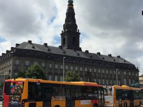 デンマークのバスは日本にくらべ車体が長い